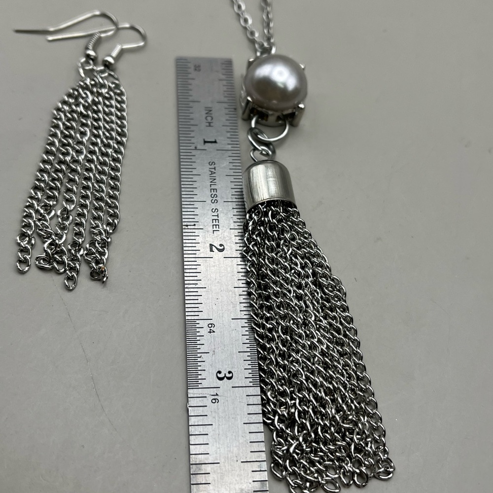 Elegant Silver Pearl Pendant Necklace - Picture 3 of 4